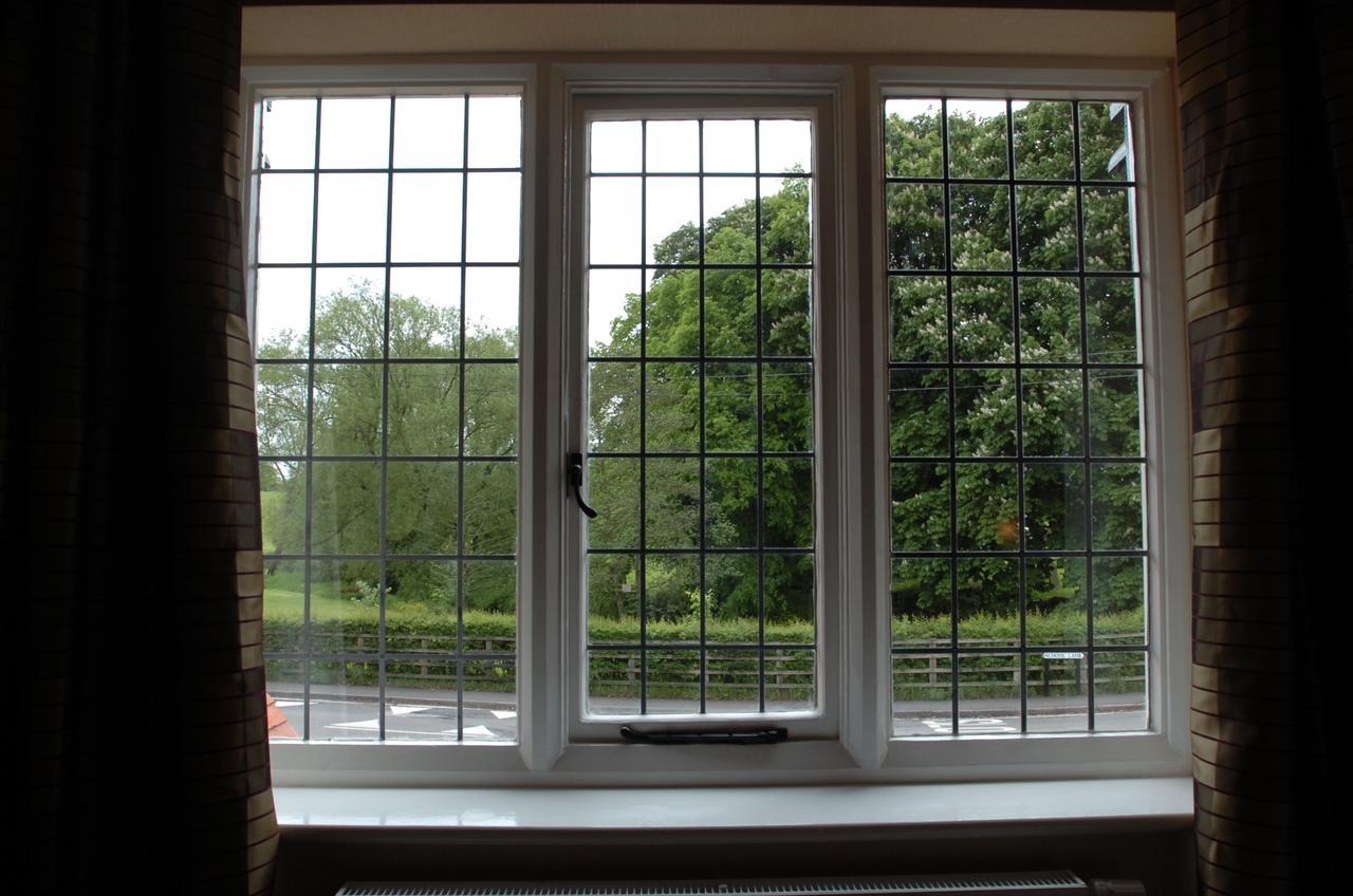 Hotel The Bear'S Paw Warmingham Exterior foto A window with leaded glass