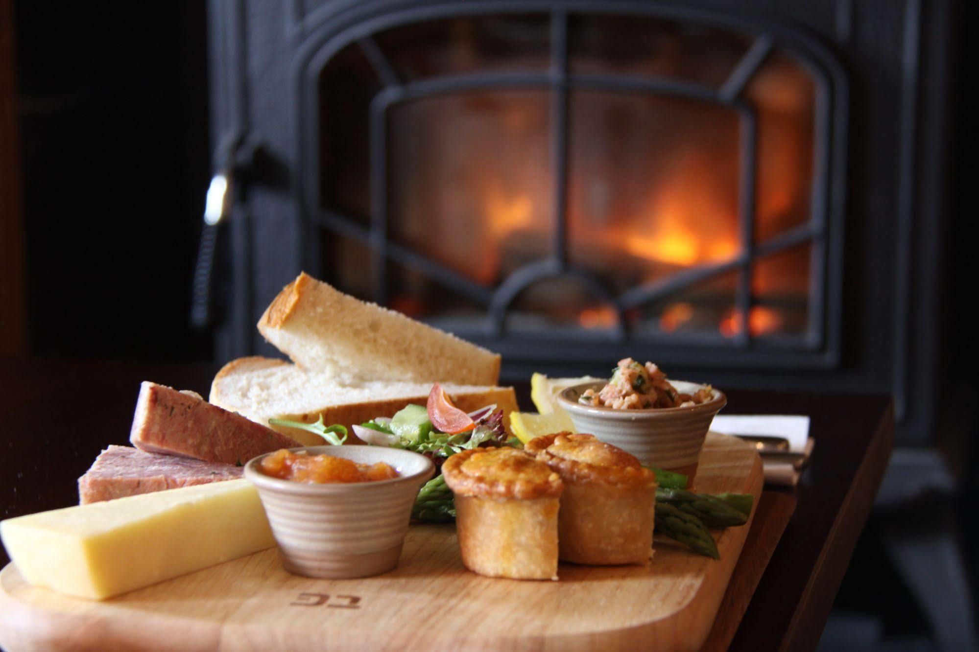 Hotel The Bear'S Paw Warmingham Exterior foto A cheese board